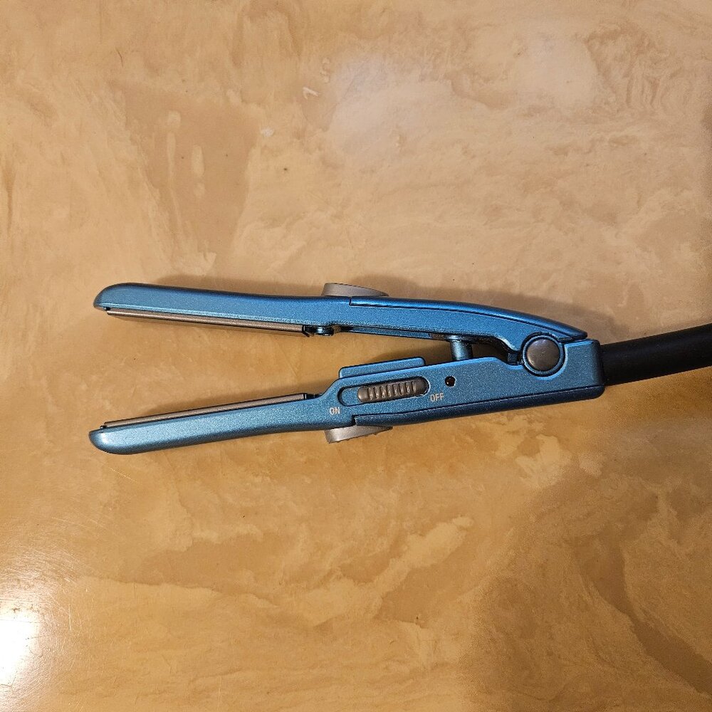 BaByliss PRO Nano Titanium Mini Straightening Iron and Pouch